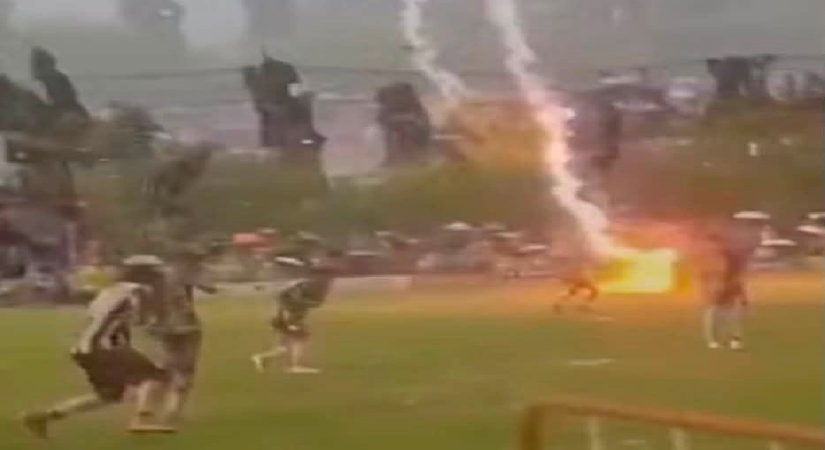 Maç oynanırken alana yıldırım düştü. Bir futbolcu öldü