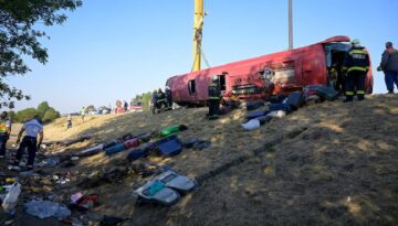 Macaristan’da yoldan çıkan otobüs devrildi: 12 kişi hayatını kaybetti
