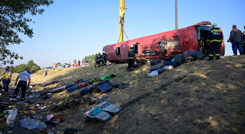 Macaristan’da yoldan çıkan otobüs devrildi: 12 kişi hayatını kaybetti