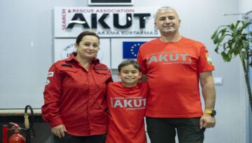 Marmara sarsıntısında yolları kesişen çift, bugün afetzedelerin yardımına koşuyor