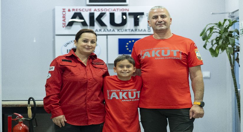 Marmara sarsıntısında yolları kesişen çift, bugün afetzedelerin yardımına koşuyor