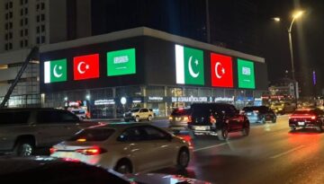 Mekke Anlaşması Suudi Arabistan’ı aydınlattı: Gökdelenlerde Türkiye ve Pakistan bayrakları