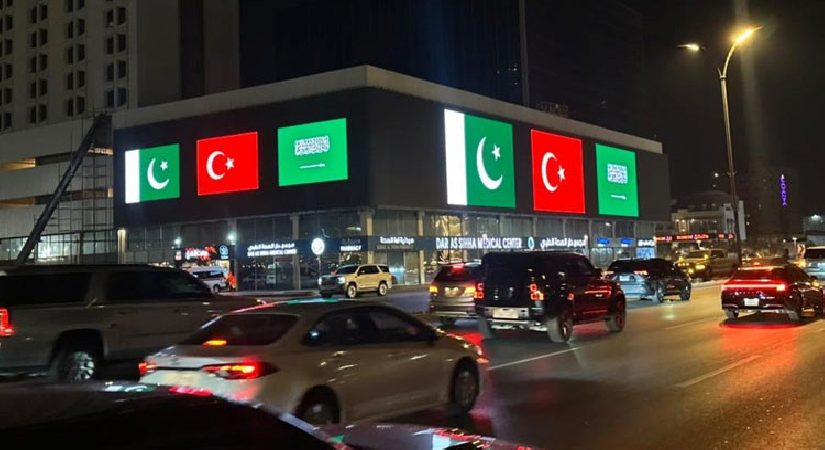 Mekke Anlaşması Suudi Arabistan’ı aydınlattı: Gökdelenlerde Türkiye ve Pakistan bayrakları