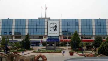 Menderes Belediyesi’ne operasyon. Lider İlkay Çiçek dahil 15 kişi gözaltında