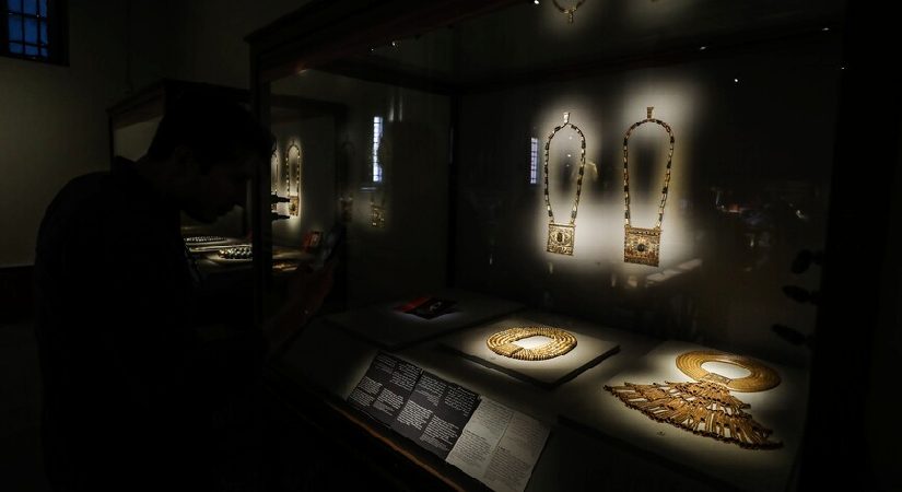 Mısır Kraliçesi Nazlı’ya ilişkin elmas kolye çalındı