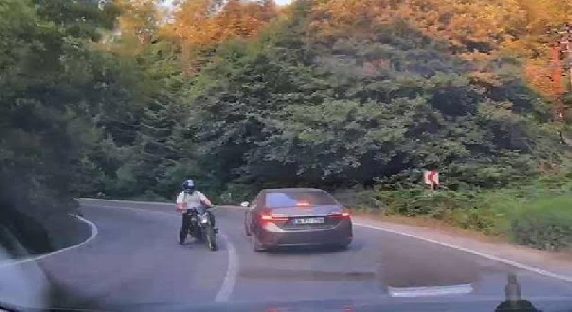 Motosikletin arabaya çarptığı kaza, araç içi kamerasında