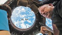 NASA astronotu birinci kere anlattı. “Makineli tüfek üzereydi, Dünya’ya dönemeyebiliriz diye düşündüm”