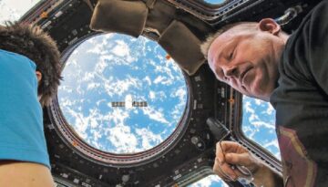 NASA astronotu birinci kere anlattı. “Makineli tüfek üzereydi, Dünya’ya dönemeyebiliriz diye düşündüm”