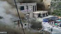 Nepal’de heyelan meskenleri bu türlü yuttu. Yüzlerce şahıstan haber alınamıyor
