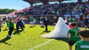 Nikah masasından tribüne geldiler. Gelin ve damat maç sonu alanda çiftetelli oynadı