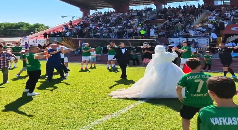 Nikah masasından tribüne geldiler. Gelin ve damat maç sonu alanda çiftetelli oynadı