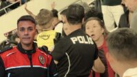 Polis, tribünden kurtardığı Fenerbahçeli minikle diyaloğunu anlattı. Çocuğun sorusu yürek yaktı