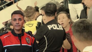 Polis, tribünden kurtardığı Fenerbahçeli minikle diyaloğunu anlattı. Çocuğun sorusu yürek yaktı
