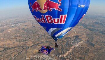 Red Bull Atleti Kapadokya’da balonlar arasında 200 km/s süratle slalom yaptı