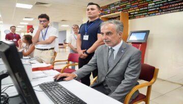 Rektör öğrenci işlerinde… Kayıtları şahsen yaptı