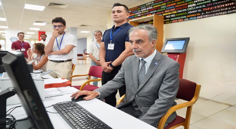 Rektör öğrenci işlerinde… Kayıtları şahsen yaptı