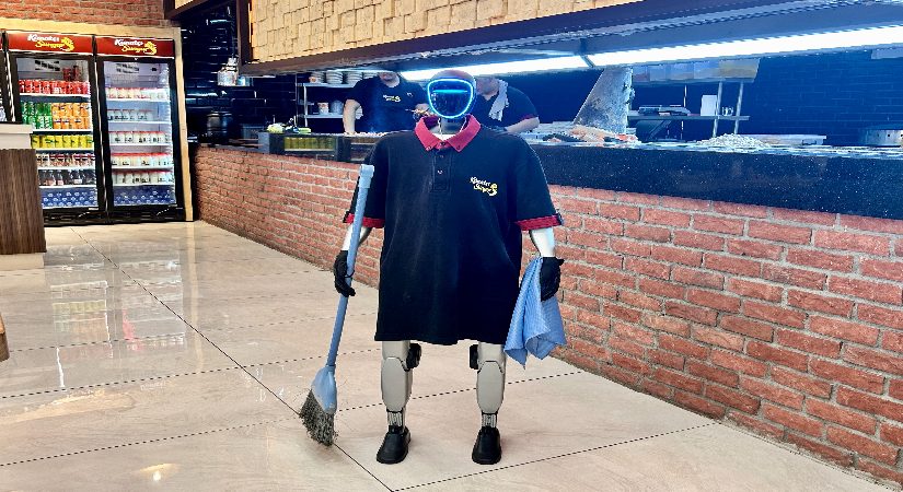 Robot garson, müşterilerin ilgi odağı oldu: Artırım isteyip müsaade peşinde koşuyor