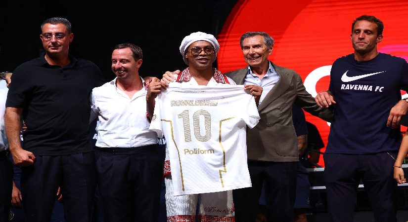 Ronaldinho futbola döndü. İtalyan grubuna imzayı attı, kulüpten pay de aldı