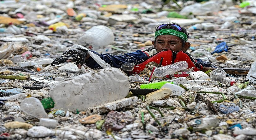 Sel tonlarca çöpü ırmağa taşıdı. Manila’da korkutan imajlar