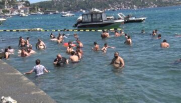 Sıcak hava bunaltınca akın ettiler. “Burada 1 lira vermeden deniz keyfi yaşıyorsun”