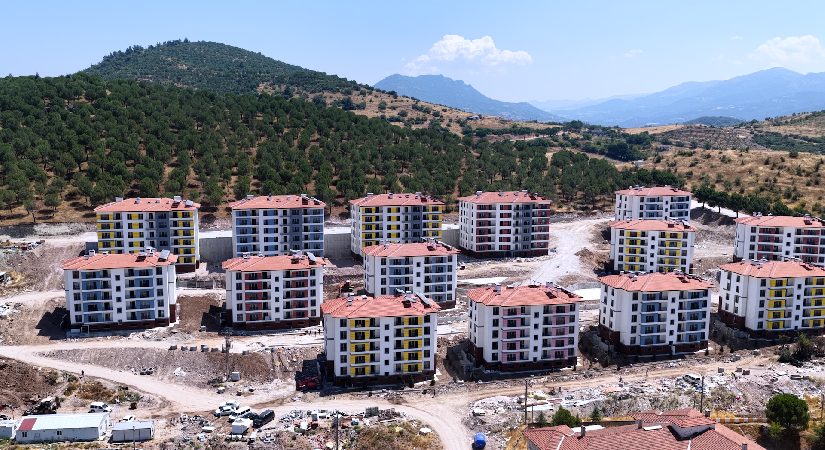 Sındırgı sarsıntısının üzerinden 1 yıl geçti: “Anahtarları çok yakında teslim edeceğiz”