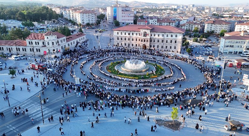 Tarihi meydanda rekor. Bin 58 bayan tıpkı anda halay çekti