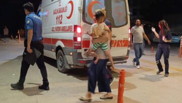 Tartışmada silahlar çekildi. Yoldan geçen baba ve oğlu yaralandı