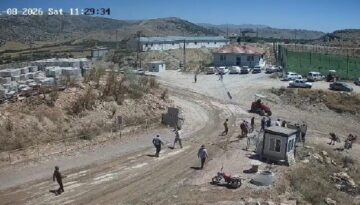 Taşlı akından kurtulmak için traktörü kümenin üzerine sürdü