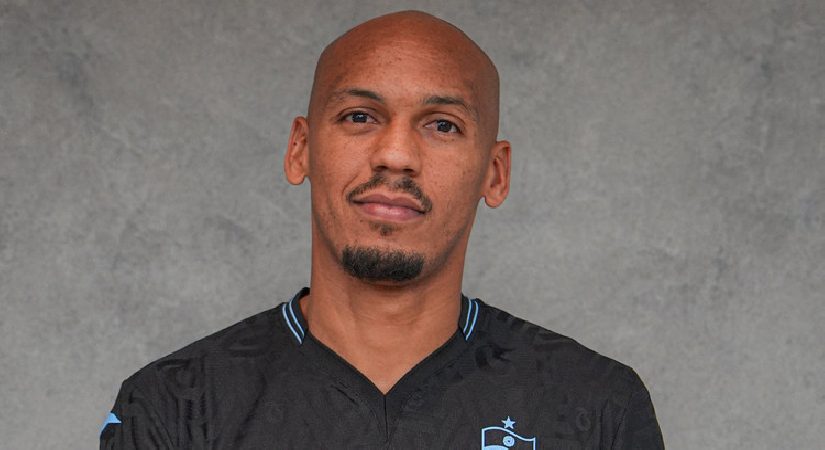 Trabzonspor, Fabinho transferinin ayrıntılarını açıkladı! Trabzonspor, 32 yaşındaki Brezilyalı futbolcu Fabinho ile 2 yıllık muahede sağlandığını açıkladı. Trabzonspor, Brezilyalı orta saha oyuncusu Fabinho’nun transferini KAP’a bildirdi. Bordo-mavililer, Fabinho ile 2 yıllık mukavele imzalandığını