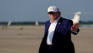 Trump gizlice uçak değiştirirken iki kabine üyesini Air Force One’da bırakmış