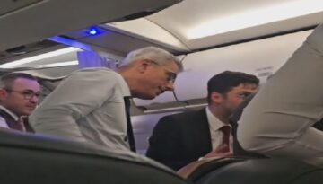 Uçakta rahatsızlandı, birinci müdahaleyi Bakan Memişoğlu yaptı