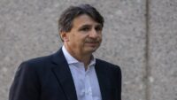 Ünlü milyarder lüks yer açtı, mahalleliyle davalık oldu