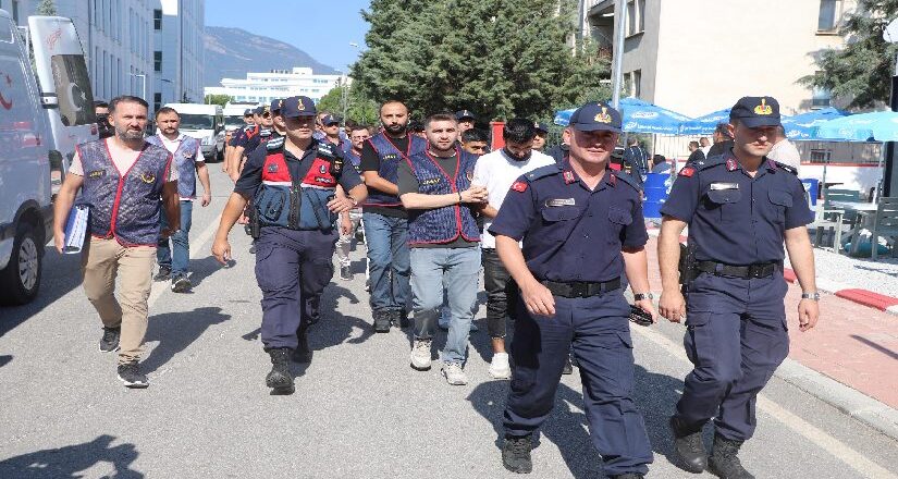 Yaşlı bayanın 4 milyonluk altınını aldılar. Dolandırıcılar “Günlük dolgun fiyatlı iş” duyurusuyla buldukları kuryeyi kullanmış