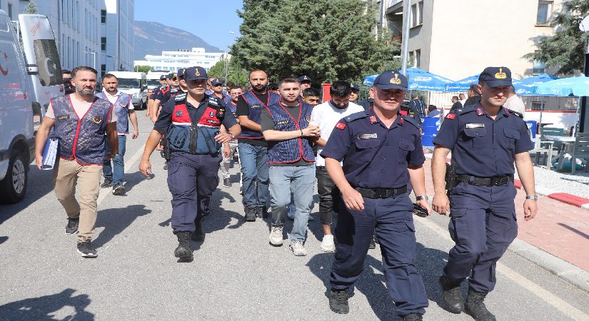 Yaşlı bayanın 4 milyonluk altınını aldılar. Dolandırıcılar “Günlük dolgun fiyatlı iş” duyurusuyla buldukları kuryeyi kullanmış