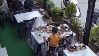 Yemeğine kendi kılını atıp para ödemek istemedi