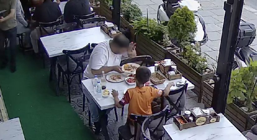 Yemeğine kendi kılını atıp para ödemek istemedi