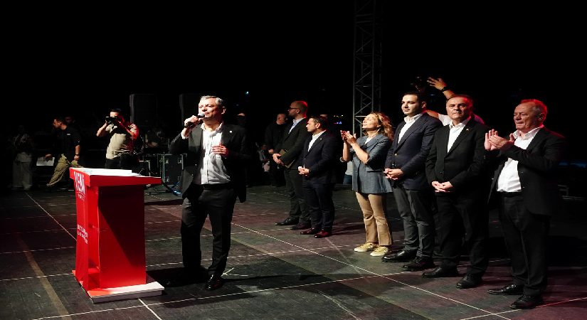 Yeni Parti’nin birinci mitingi. Özgür Özel, Beylikdüzü’nde partililere hitap etti