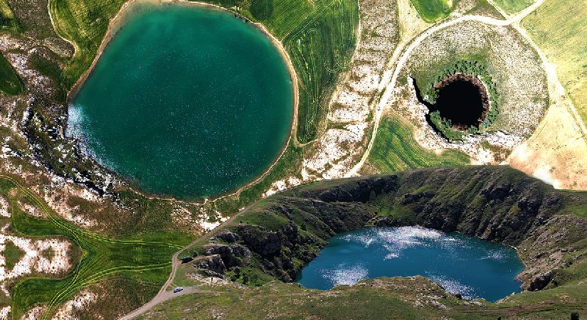 Yeşilden turkuaza renk değiştiriyor. Her mevsim farklı hoş