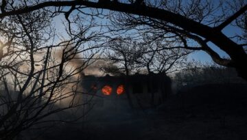 Yunanistan’ın Salamina Adası’ndaki orman yangınında 2 kişi hayatını kaybetti