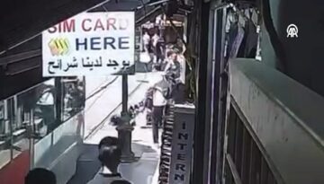 Yürekleri ağza getiren olay: Bebek arabası tramvay yoluna devrildi