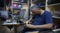 10 yaşında babasından öğrendi. Artık bu meslekte çırak yetişmiyor