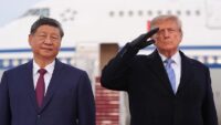 11 yıl sonra ilk! Trump uçağın kapısında karşıladı