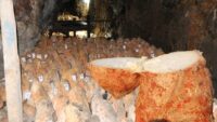 36 metre derinlikte 6 ay bekliyor. Bu peynir beyaz giriyor, kırmızı çıkıyor