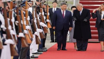 64 yıl sonra bir birinci. Trump, Şi’yi uçağın kapısında karşıladı