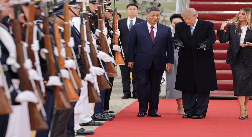 64 yıl sonra bir birinci. Trump, Şi’yi uçağın kapısında karşıladı