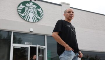 74 ülkede 20 bin Starbucks mağazası gezdi. geriye kaldı 9 bin mağaza. Gayesi ne?
