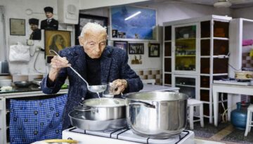 80 yıllık dükkanına veda etti. Eşref amca sırrını kaliteli materyal diye açıkladı