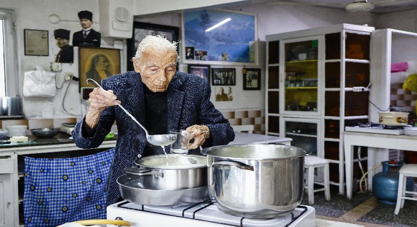 80 yıllık dükkanına veda etti. Eşref amca sırrını kaliteli materyal diye açıkladı