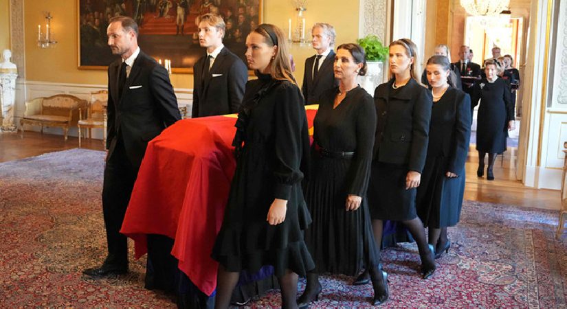 Ailenin en yaşlısı hayata veda etti… Tabutunu yıllarca yaşadığı yerde oda oda gezdirdiler: En güç veda!