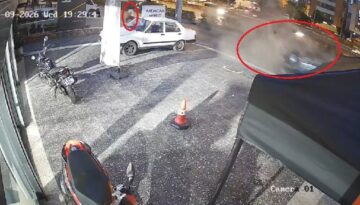 Antalya’da korkunç kaza: Motoru fırladı, yaya 5 saniyeyle kurtuldu